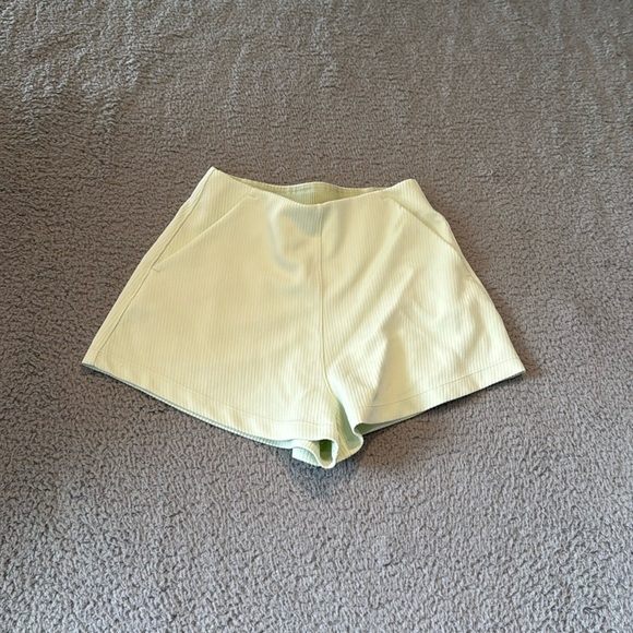 Lululemon Ribbed Softstreme High-Rise Short 2"
Kohlrabi Green size 2 - Picture 1 of 4